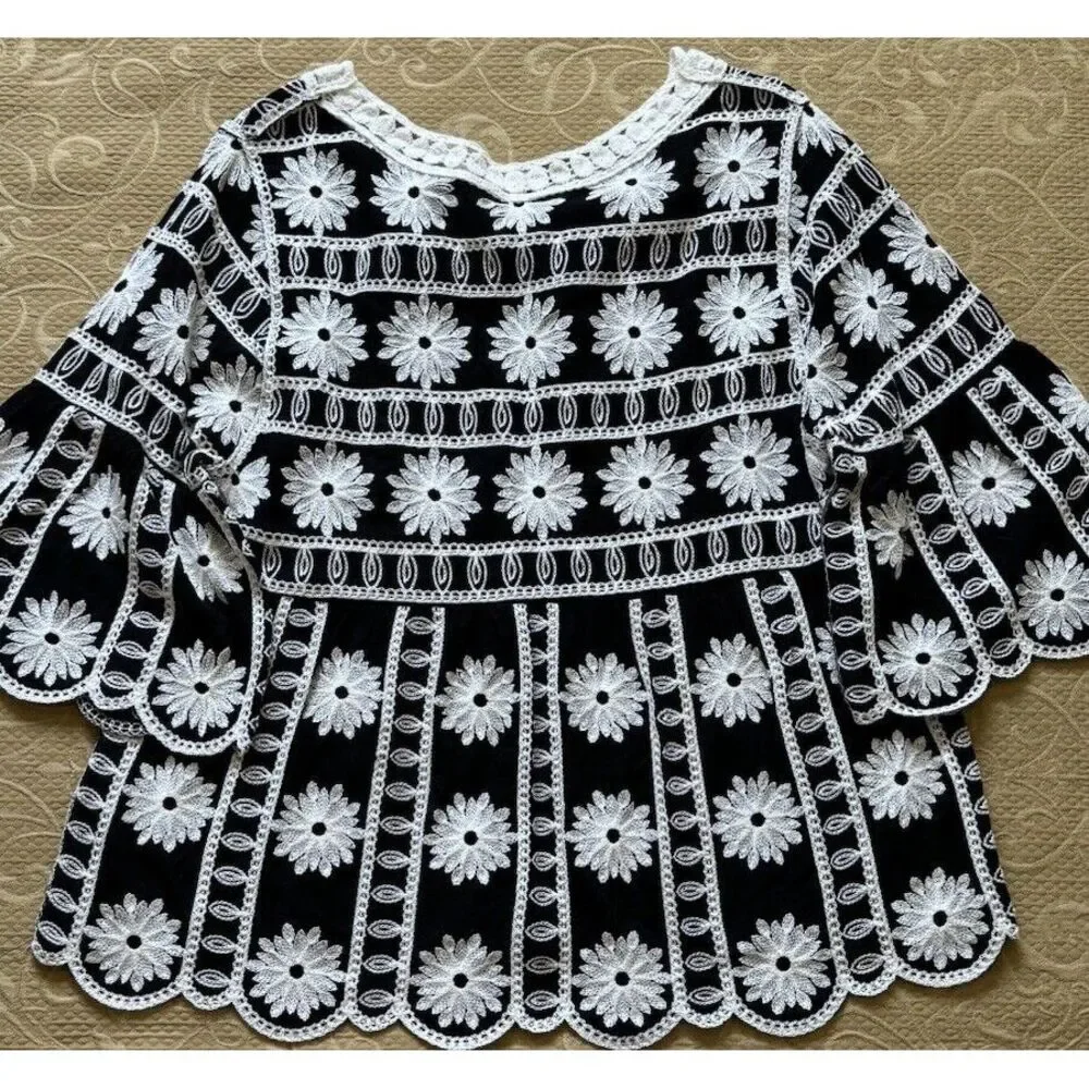 Kindred Women's Sz M Black White Scalloped Crochet‎ Embroidered Floral Top